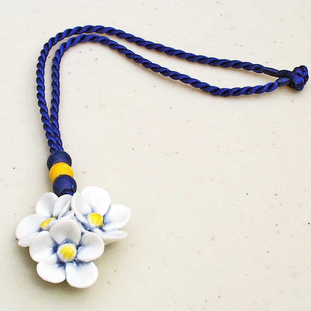 3D FLOWERS GLAZED PORCELAIN NECKLACE, 18 INCHES, WITH PETALS & CENTER DETAIL,